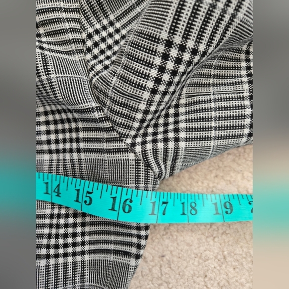 GUESS Plaid black & white cropped Jacket. Size small - Picture 9 of 10